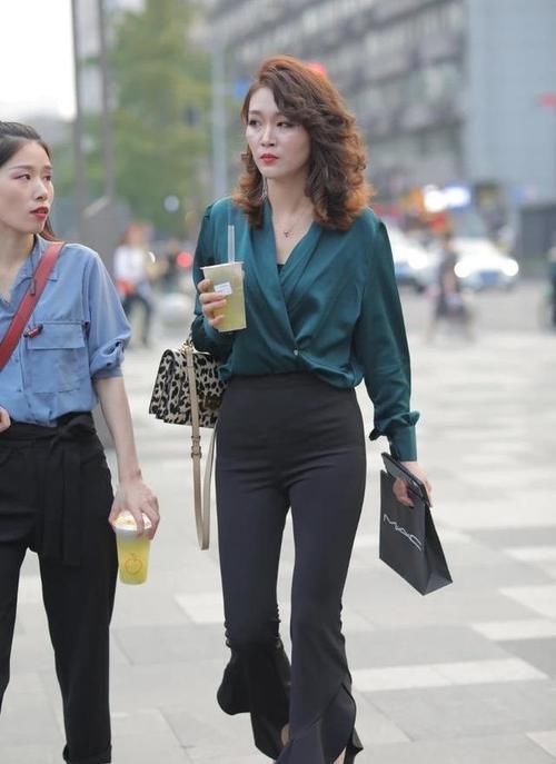 搭配 绿衬衣轻柔大气,黑色喇叭裤质感很好,这样的搭配很漂亮