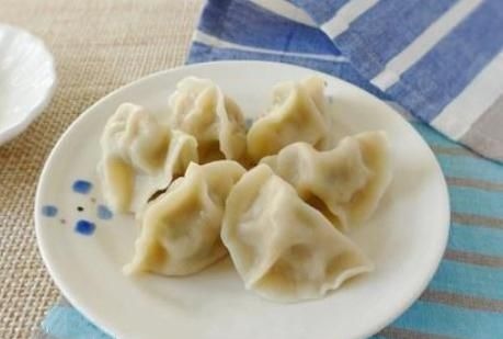 白菜素馅饺子这做法，拌馅不出水，出锅饺子鲜嫩更多汁，特好吃