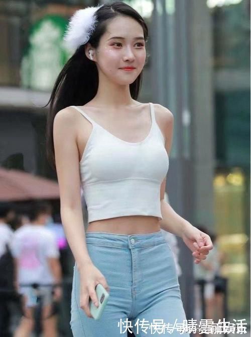 高跟鞋 吊带背心搭配牛仔短裤,简单的单品穿出高级感搭配太完美