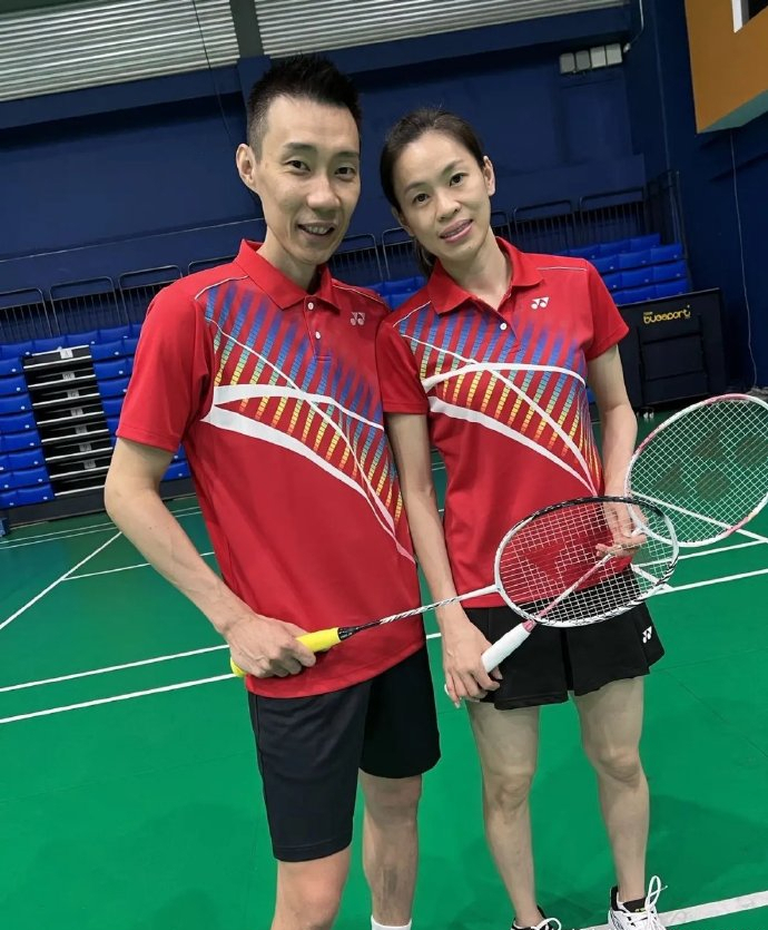 羽毛球|李宗伟拜年瘦脱相!39岁妻子美艳戴2000万手表,一家住皇宫附近