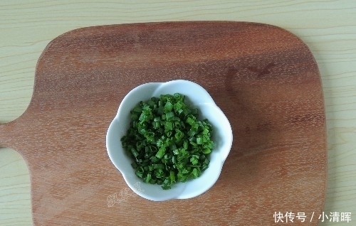 葱油饼|饺子皮买多了？做成它，金黄酥脆，层次分明，刚出锅就被抢光了