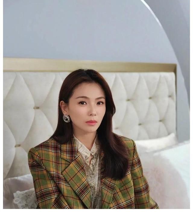 何炅撒贝宁同台？杨颖转型主持人？热巴变网红脸？王珞丹糊了？