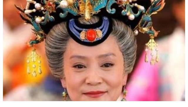 穿着白色|刘雪华独居24小时开着电视,生活跟年轻人脱节,直言怕摔倒无人知