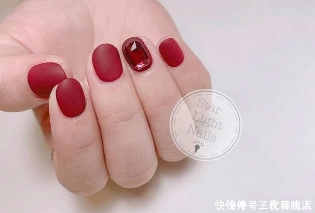 气质|“新年战甲”，喜气洋洋和高贵气质同存的美甲，红配金很应景