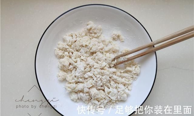 西红柿|70岁老两口喜欢的“鸡蛋疙瘩汤”，和面不加水，筋道爽滑吃不腻