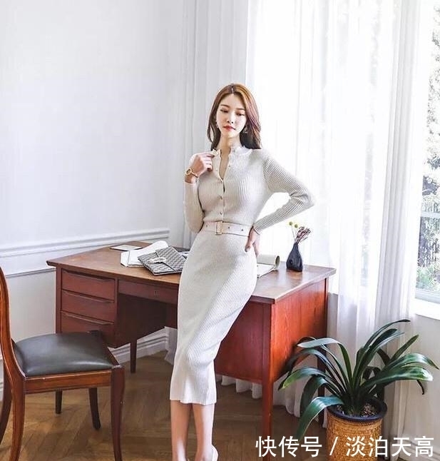 甜美清新的一款纯色针织连衣裙，流畅的线条尽情勾勒出你的弧度