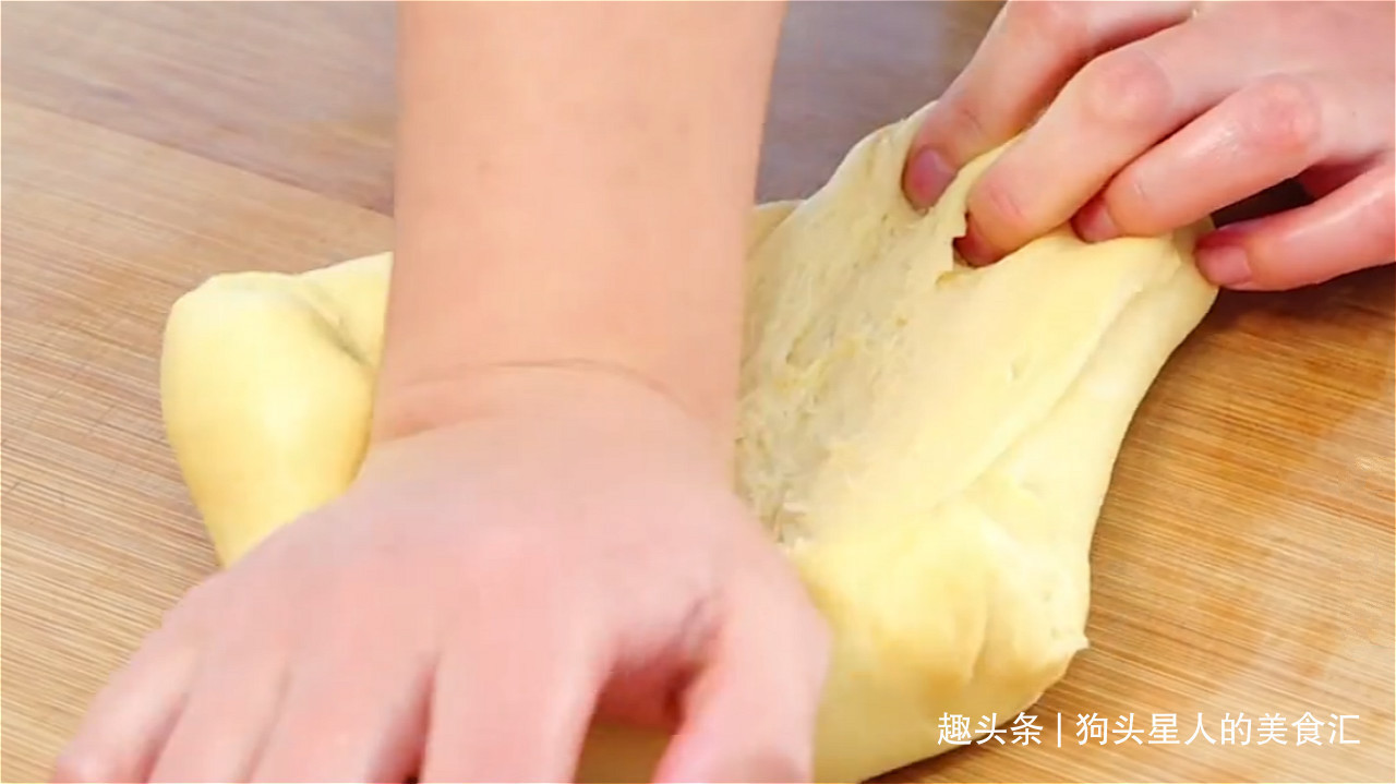 4个鸡蛋一碗面，教你不用烤箱蒸蛋糕，香甜又松软，做法简单易学