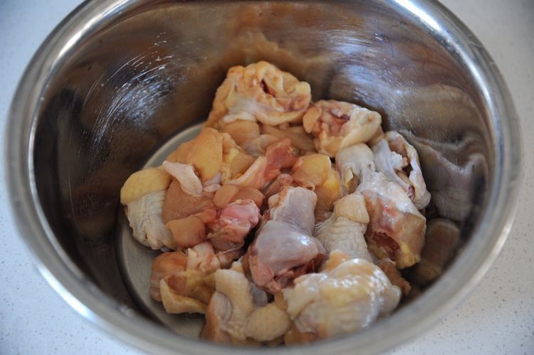 鸡块搭配着香菇一起蒸，肉质鲜嫩又可口，制作简单又美味