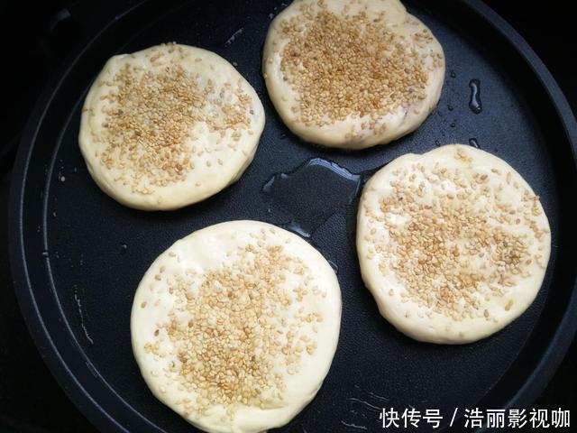 烧饼|想吃烧饼不用买,没有烤箱也能做,煎一煎凉了也不发硬