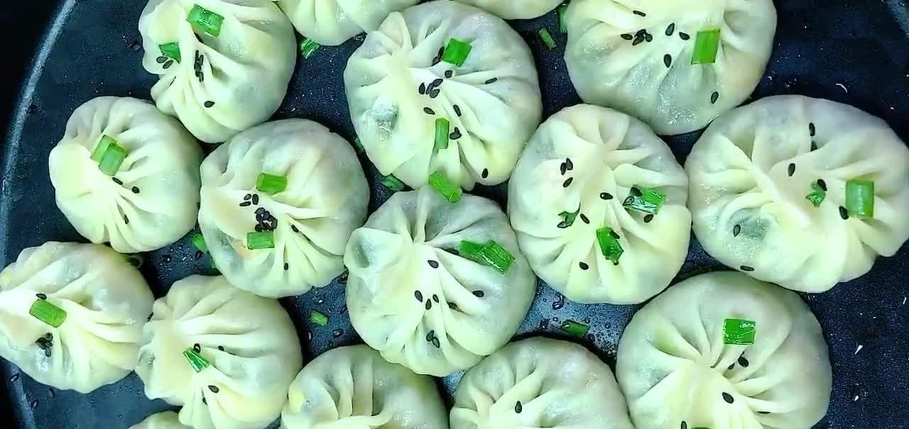 小吃店老板教大家做生煎包，皮酥汁浓，闻着香吃着更香