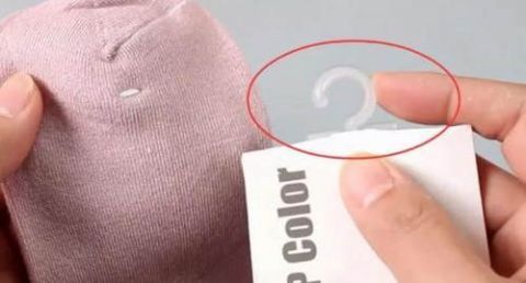 原来袜子上的挂钩还有这个妙用 扔掉吃亏!