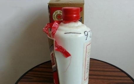 茅台|茅台瓶上系一条红带子,是干啥用的就算你经常喝酒也不一定懂