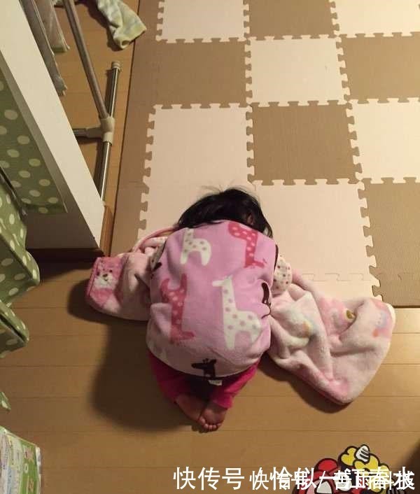 宝宝|妈妈在网上晒出宝宝睡觉的样子,有几张你可能受不了