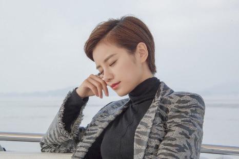 知名女主持现场失误，漏穿一件衣服，一旁的张国立反应尴尬