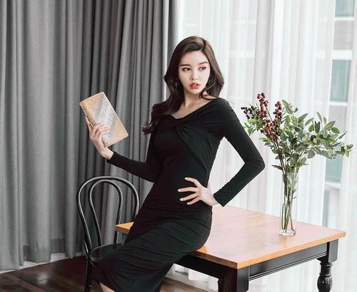 小姐姐 黑色连衣裙搭配黑色高跟鞋，优雅又不失女人味