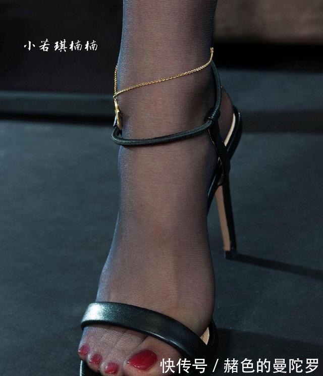 脚型 细跟高跟凉鞋,为女人增添时尚清纯的美感