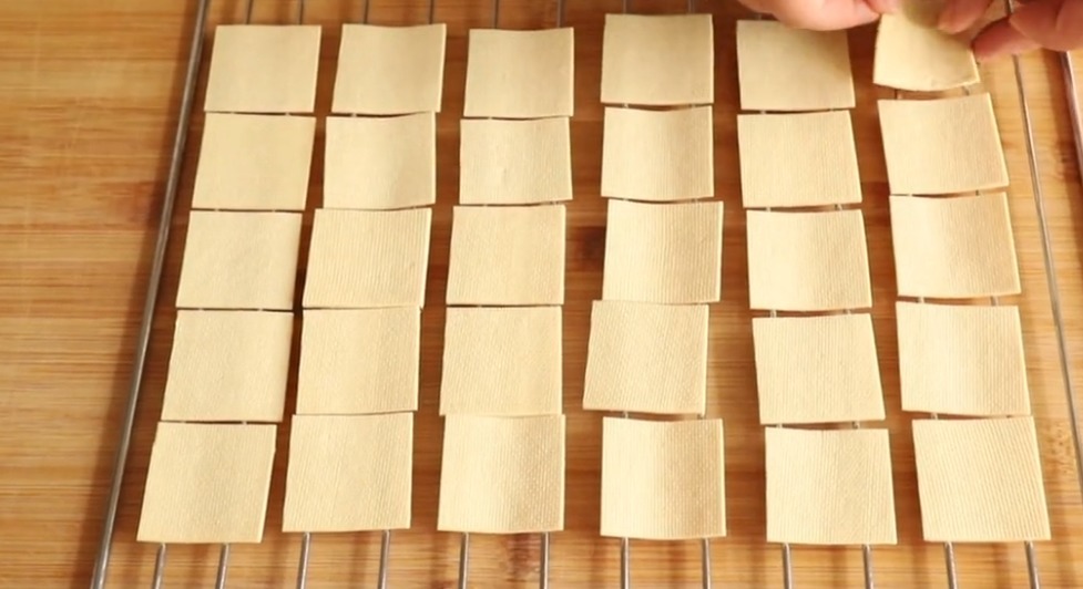 干豆腐又一个神奇的做法,只要放到盐水里泡一泡,个个鼓大泡