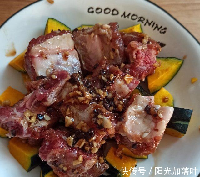 豆豉排骨蒸贝贝南瓜,软烂脱骨,香而不腻