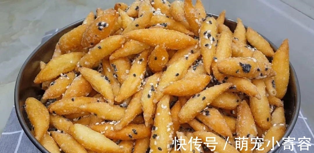 麻花|面粉别炸油条了，撒2把芝麻，外皮焦脆又香甜，比油条麻花好吃