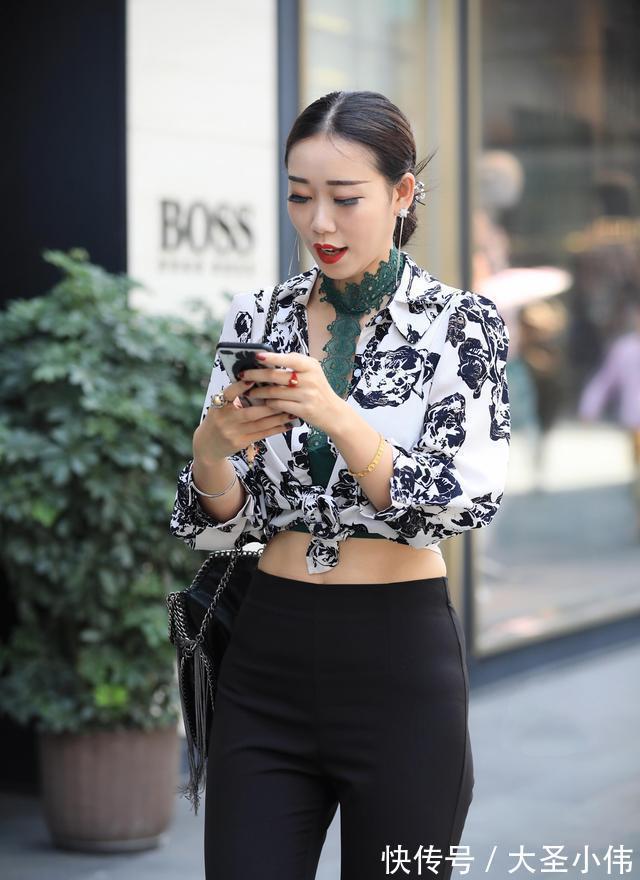 蕾丝 美女街拍:姐姐放得开,“三叉”裹胸上衣配花衬衫,谁不夸你是贵妇