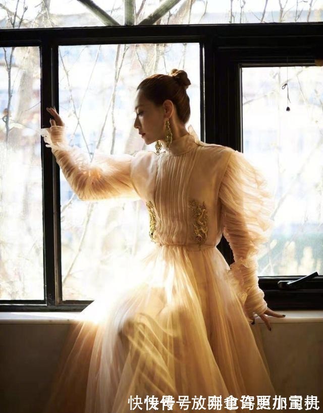 白冰相親節(jié)目餓肚子，忍不住說(shuō)自己沒(méi)吃飯，網(wǎng)友贊其直爽可愛(ài)