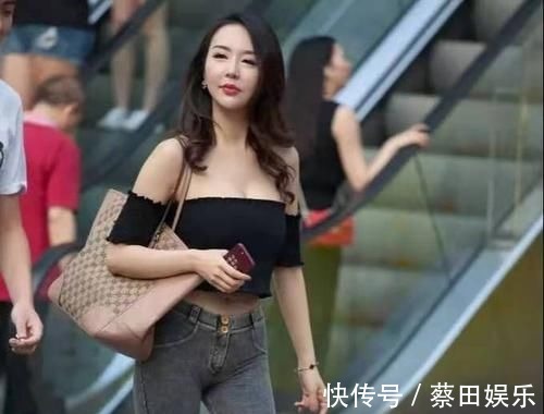 街拍 紧身牛仔裤的美女,街头感十足,随便穿就很有魅力!