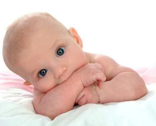 婴儿|新生婴儿多久才可以抱出门 出门要注意什么？ 新手妈妈要知道