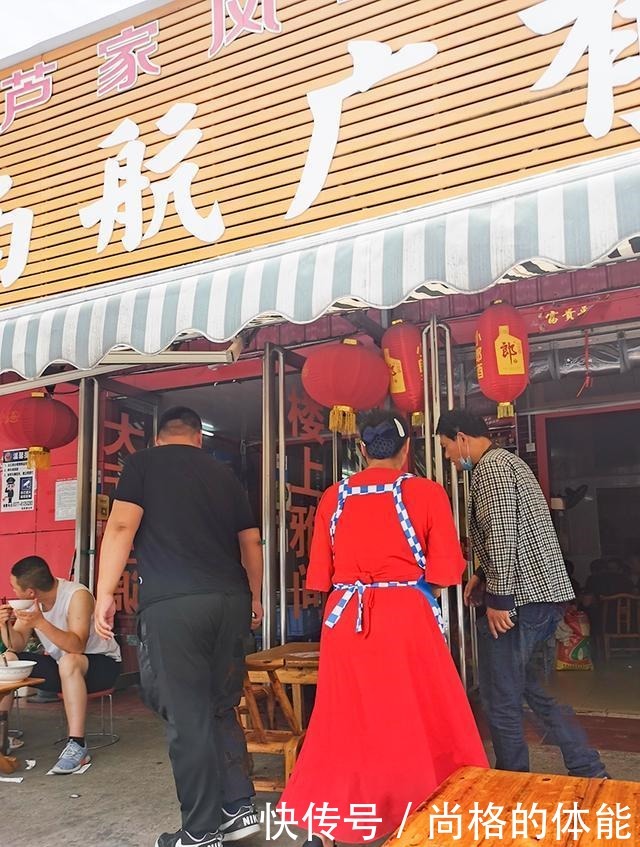 南阳这家16年扣碗老店，每天爆满！去晚了没地方坐！