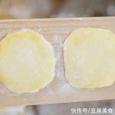 咸蛋黄碎|#我的养生日常-远离秋燥# ?南瓜椰蓉咸蛋黄月饼?