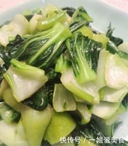炒青菜,用油炒还是用水炒大厨教你1个小妙招,青菜好吃不油腻