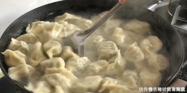 煮饺子水开才下锅大错特错，这1步做对了，饺子香嫩不破皮