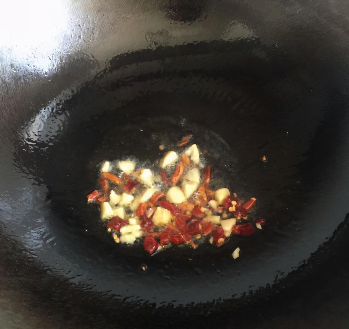 炒土豆丝,什么时候放醋很关键,大厨教你一招,随便炒都爽脆好吃