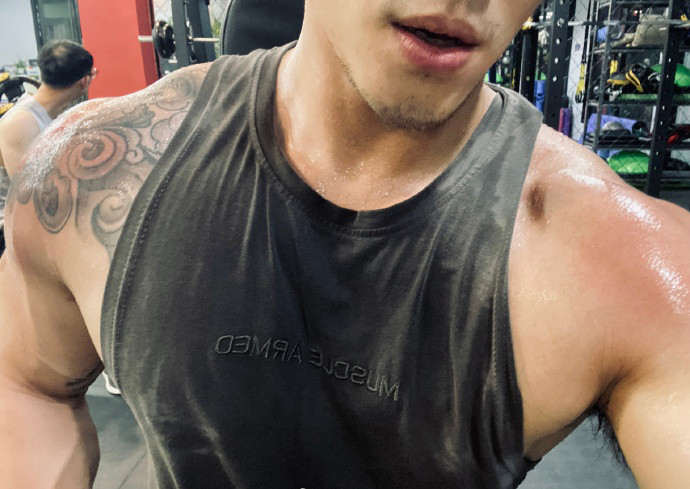 名媛|拥有漂亮公狗腰的肌肉名媛, 健身房就是大熔炉, 小长假坚持训练!