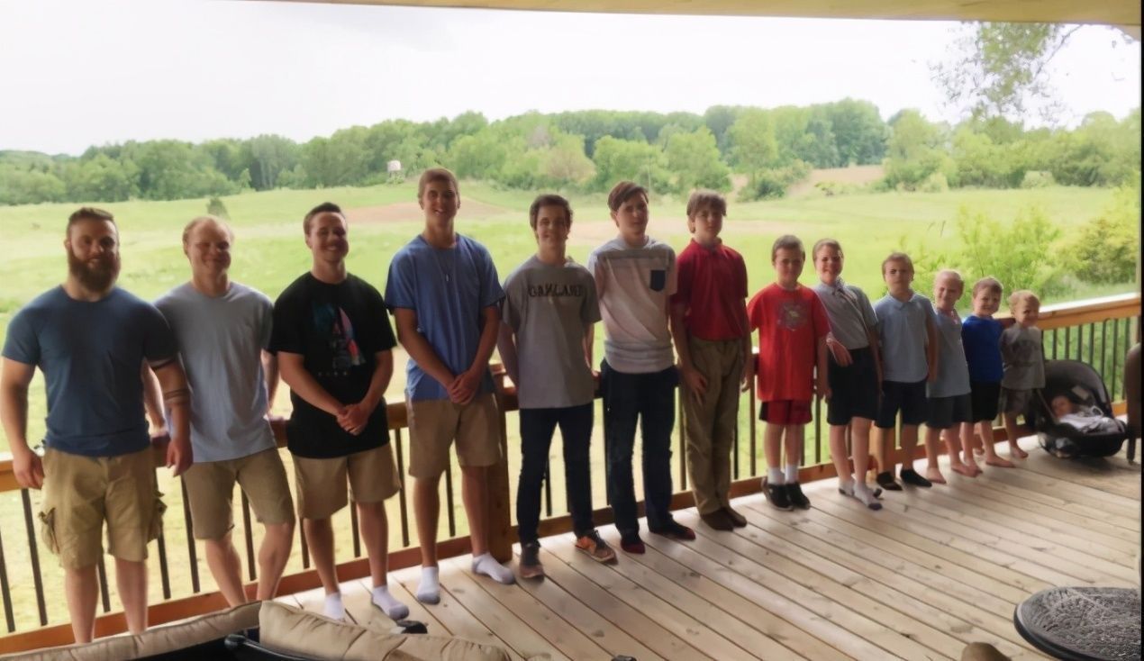 爸妈|有种生娃叫执着,美国爸妈生了14个儿子后终于生女儿,合影壮观