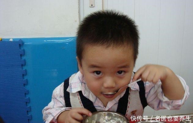 孩子|积食越拖脾越虚,劝告家长积食的3个信号要重视,伤脾不发育!