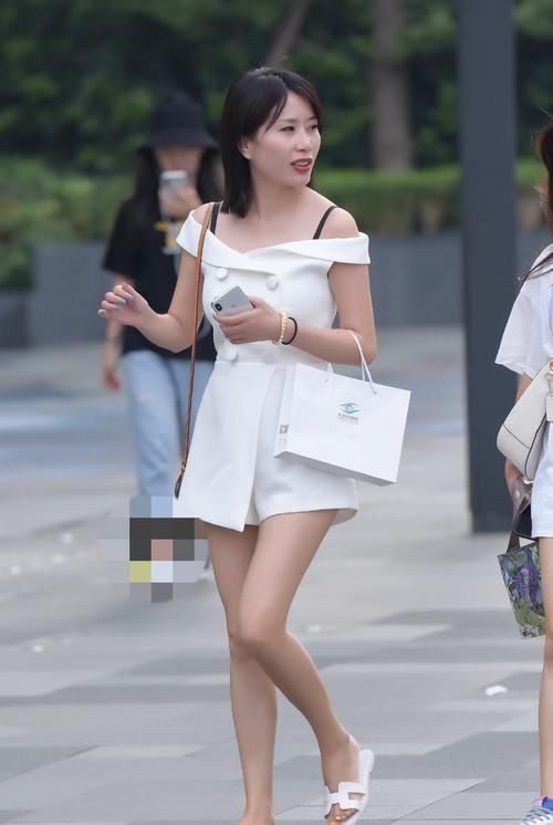 成熟端庄大姐姐,散发着令人无法抗拒的迷人气息