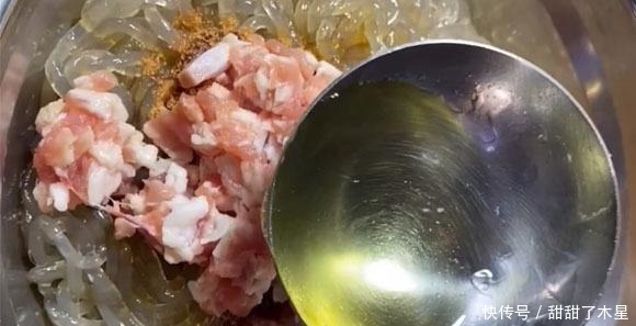 这食材耐放又便宜,多买些存起来,泡软后一拌一蒸,蘸酱吃真过瘾