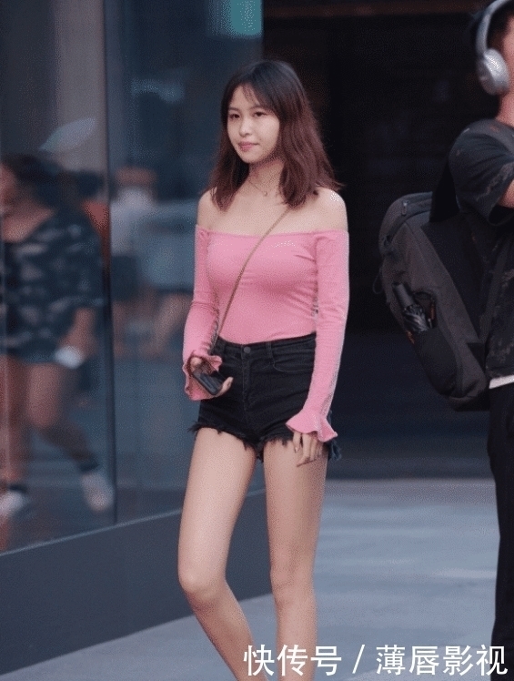 短裤|美女长袖衫搭配短裤,看着一点都不奇怪,反而显得很完美