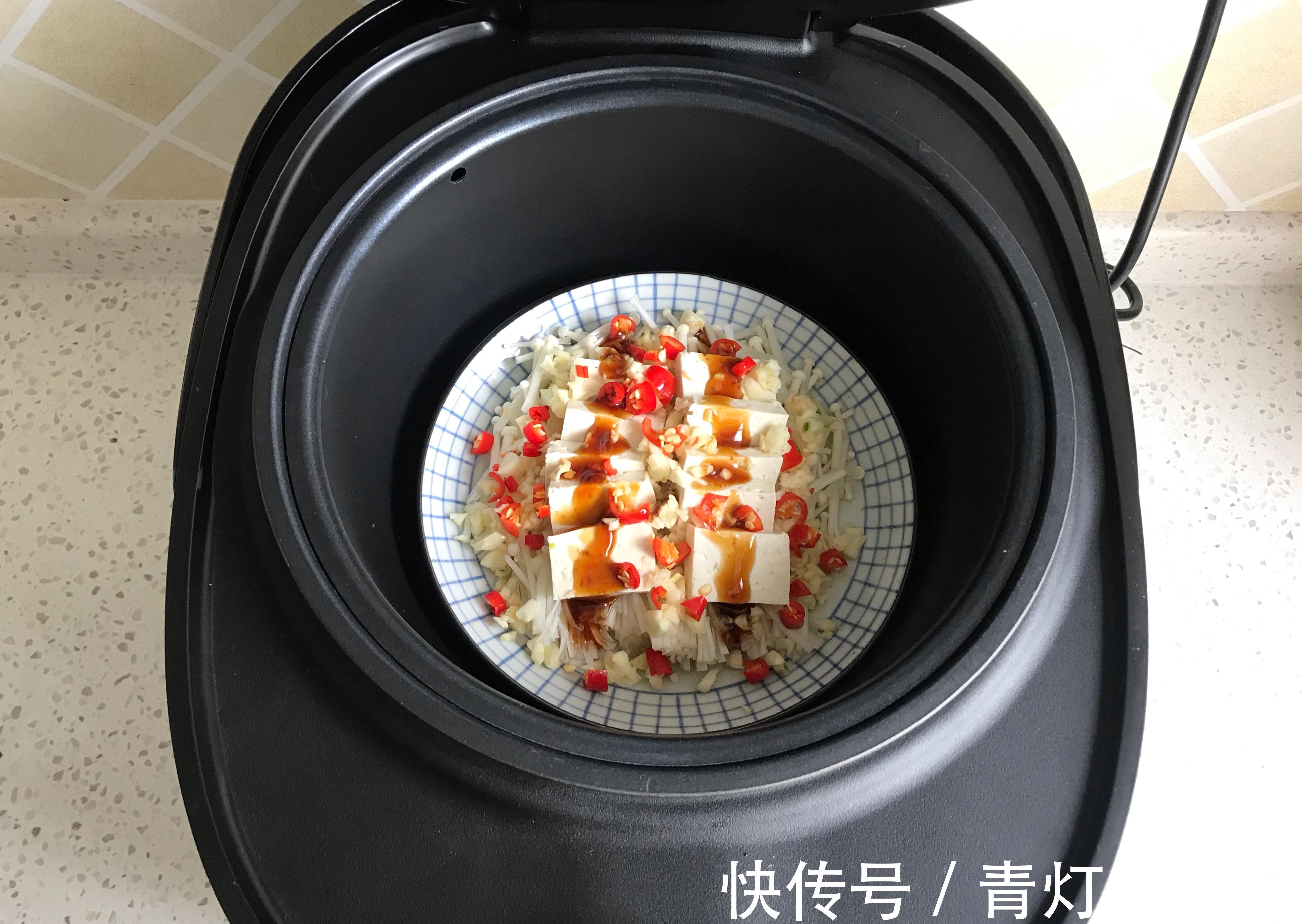 家常蚝油金针菇蒸豆腐，鲜美可口，蒸一蒸就出锅太简单了