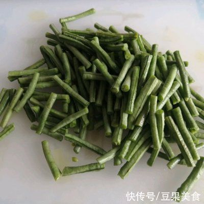 豆角|这#夏日开胃餐#豇豆角炒肉丁连吃3天了！明天还想吃