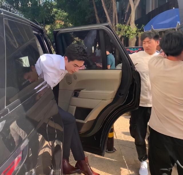 更新|林更新被大姐拦车门要合影 发文称“师太比划比划”