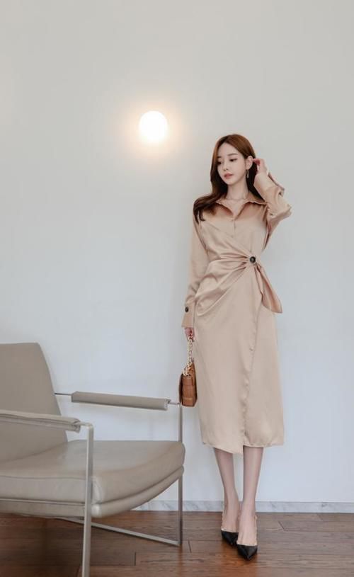 时尚穿搭孙允珠：柔美洛神丝光炫色束腰百褶裙