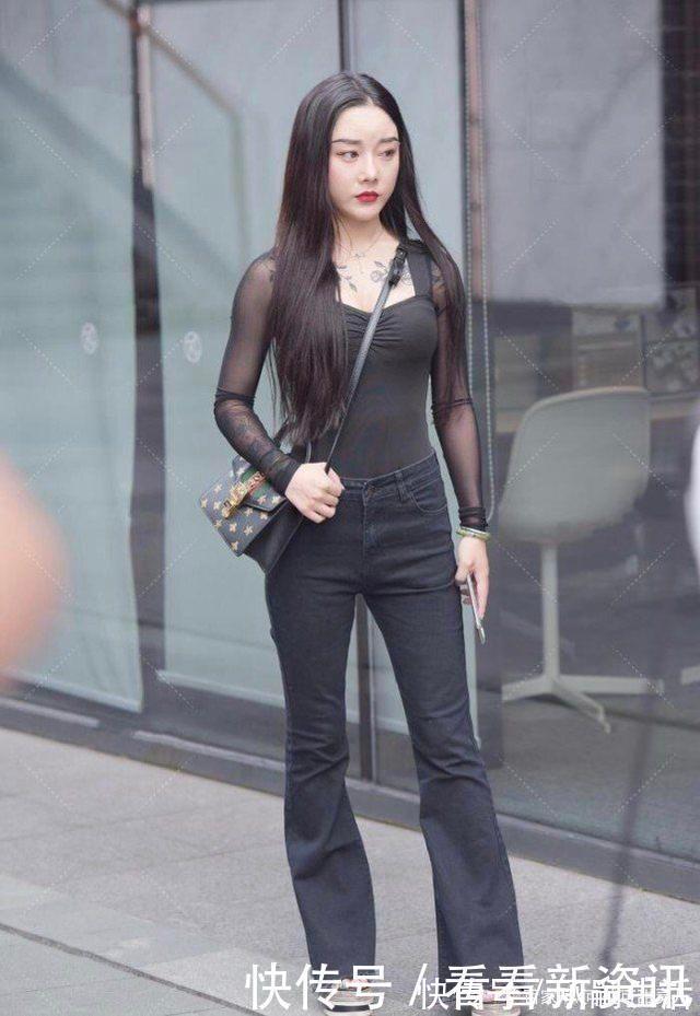 衣服 黑色网纱上衣搭配高腰牛仔裤,清凉时尚,青春减龄