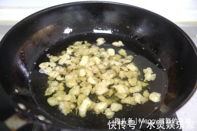 想要猪油熬得洁白，可别小看这碗凉水，熬得又快还有清香味