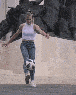 |搞笑GIF图:小姐姐的大长腿要逆天啊。