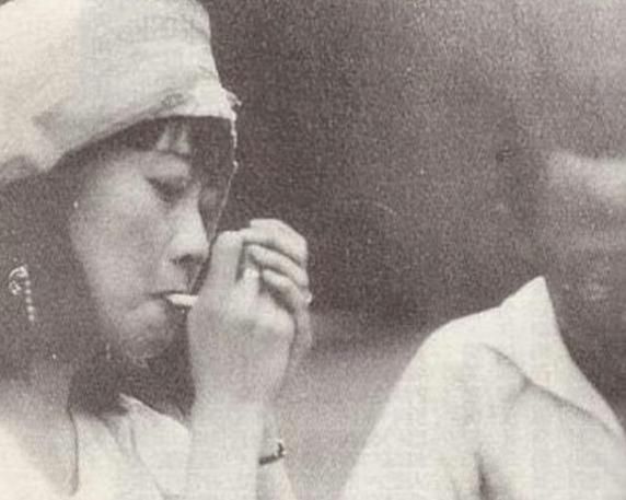 末代|74年前，末代皇后婉容在监狱凄惨病逝，狱卒用一副门板为她收尸