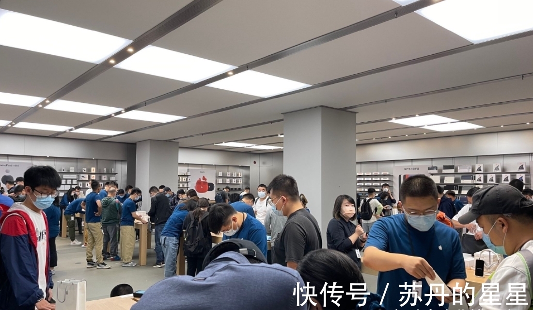 iphone|再次祝贺苹果！iPhone13不仅线上卖爆，线下更是排起了长队