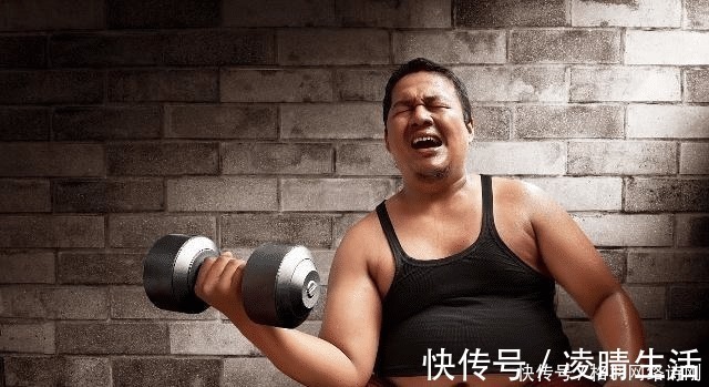 饮食|男人有8块腹肌，若长时间不健身饮食不注意，3个月后有什么变化
