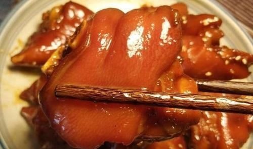 猪蹄挑“大”还是“小”好,很多人买错了,难怪不香不软糯