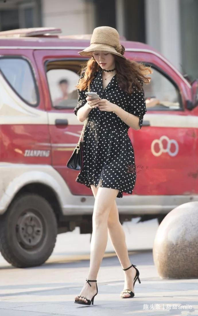 美女脚上搭配一双高跟鞋非常的亮眼,凸显个性独特的风格